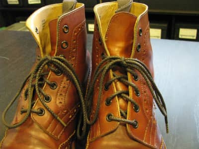 Tricker’s（トリッカーズ）　つま先修理（トライアンフ）、ヒール交換、靴磨き、アンティークシューレース | 靴修理