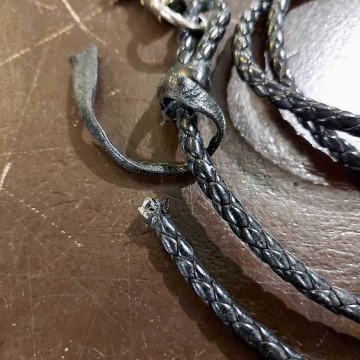 BOTTEGA VENETA（ボッテガヴェネタ）ストラップ手縫い＆接着 | 革小物修理