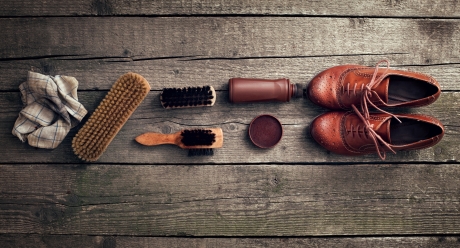 木製のテーブルに、茶色の革靴、靴磨きブラシ、靴墨、布などの靴の手入れ用品が並べられている様子。
Use Arrow Up and Arrow Down to select a turn, Enter to jump to it, and Escape to return to the chat.