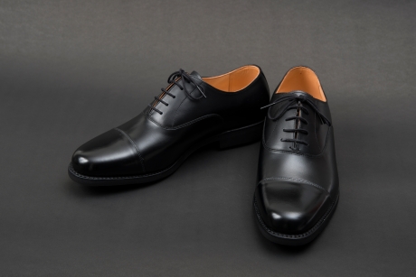 黒い革のストレートチップ（内羽根式）紳士靴のペア。フォーマルなビジネスシーンや冠婚葬祭に適したデザイン。