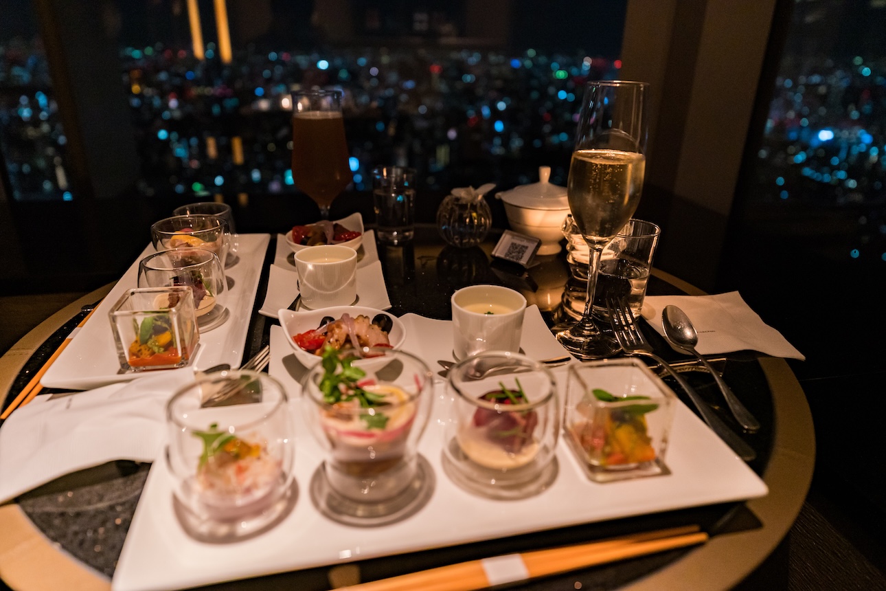 高級レストランでのディナー風景