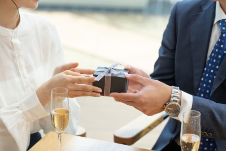 【女性必見！】30代への誕生日、何を贈れば喜ばれる？少し変わった️“特別ギフト”まで一覧紹介！ | 革靴について